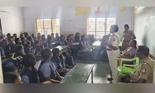 குழந்தைகளுக்கு எதிரான குற்றங்கள் குறித்து பள்ளி மாணவிகளுக்கு விழிப்புணர்வு ஏற்படுத்திய போலீசார் குழந்தைகளுக்கு எதிரான குற்றங்கள் குறித்து பள்ளி மாணவிகளுக்கு விழிப்புணர்வு ஏற்படுத்திய போலீசார்