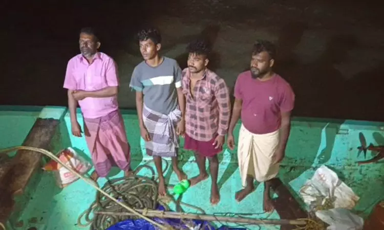 இலங்கை சிறையில் இருந்து விடுதலை செய்யப்பட்ட தமிழக மீனவர்கள் 4 பேர் தாயகம் திரும்பினர் இலங்கை சிறையில் இருந்து விடுதலை செய்யப்பட்ட தமிழக மீனவர்கள் 4 பேர் தாயகம் திரும்பினர்