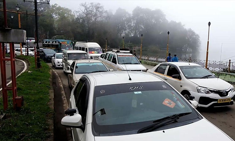 கொடைக்கானலில் குவியும் சுற்றுலா பயணிகள்..  5 கி.மீ.க்கு அணிவகுத்து நிற்கும் வாகனங்கள்