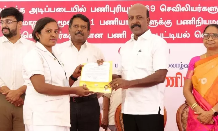 ஒப்பந்த செவிலியர்கள் 169 பேருக்கு பணிநிரந்தர ஆணை - மா.சுப்பிரமணியன் வழங்கினார் ஒப்பந்த செவிலியர்கள் 169 பேருக்கு பணிநிரந்தர ஆணை - மா.சுப்பிரமணியன் வழங்கினார்