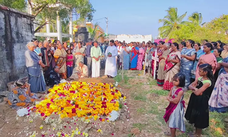 மணக்குடி கிராமத்தில் சுனாமி நினைவு தினம் அனுசரிப்பு: கல்லறை தோட்டத்தில் மீனவர்கள் அஞ்சலி மணக்குடி கிராமத்தில் சுனாமி நினைவு தினம் அனுசரிப்பு: கல்லறை தோட்டத்தில் மீனவர்கள் அஞ்சலி