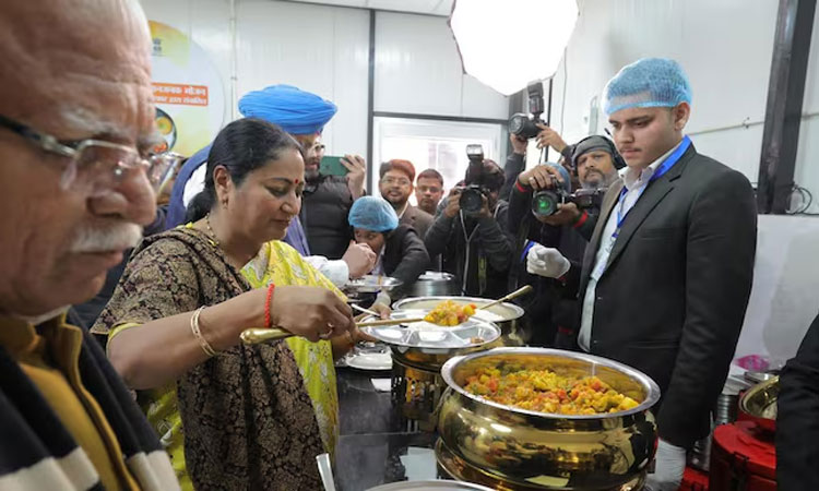 டெல்லியில் அடல் உணவகங்கள் திறப்பு; ரூ.5க்கு மலிவு விலையில் சாப்பாடு