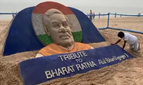 முன்னாள் பிரதமர் வாஜ்பாயின் 101-வது பிறந்தநாள் - ஒடிசா கடற்கரையில் சிறப்பு மணல் சிற்பம்