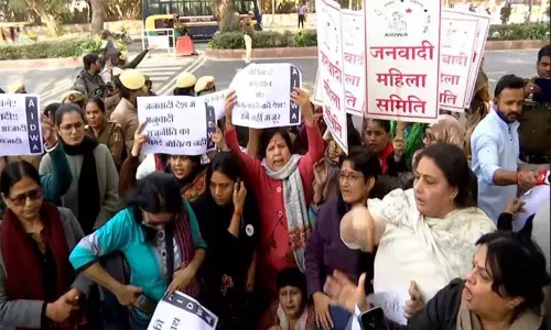 உன்னாவ் வழக்கில் குல்தீப் செங்காருக்கு ஜாமீன் - டெல்லி ஐகோர்ட்டு முன்பு பாதிக்கப்பட்ட பெண்ணின் குடும்பத்தினர் போராட்டம்