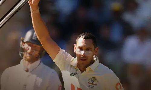 பந்துவீச்சில் மிரட்டிய ஆஸ்திரேலியா....110 ரன்களுக்கு ஆட்டமிழந்த இங்கிலாந்து