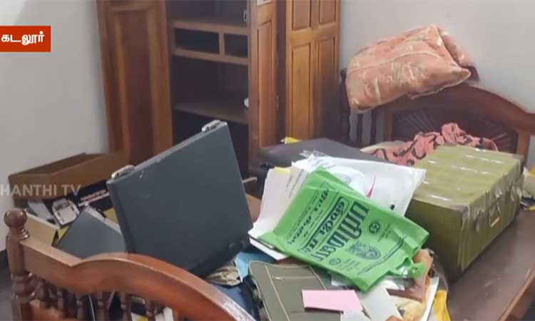 கடலூரில் ஓய்வு பெற்ற ஆசிரியர் வீட்டில் ரூ.2.5 லட்சம் கொள்ளை - திருடர்களுக்கு போலீஸ் வலைவீச்சு