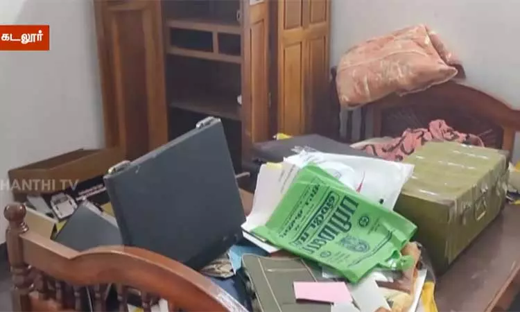 கடலூரில் ஓய்வு பெற்ற ஆசிரியர் வீட்டில் ரூ.2.5 லட்சம் கொள்ளை - திருடர்களுக்கு போலீஸ் வலைவீச்சு கடலூரில் ஓய்வு பெற்ற ஆசிரியர் வீட்டில் ரூ.2.5 லட்சம் கொள்ளை - திருடர்களுக்கு போலீஸ் வலைவீச்சு