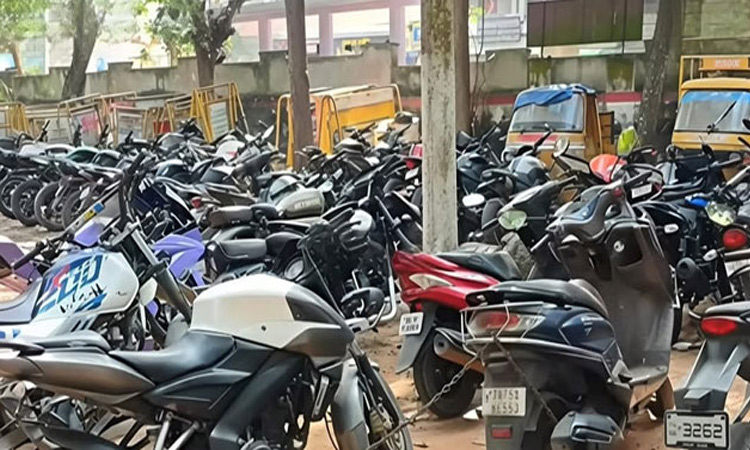 கன்னியாகுமரி: கிறிஸ்துமஸ் கொண்டாட்டத்தில் போக்குவரத்து விதிமீறல்- 156 பைக்குகள் பறிமுதல்