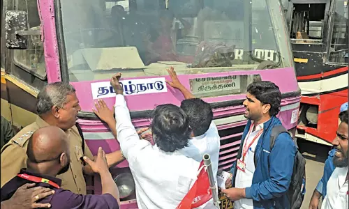 அரசு பேருந்துகளில் ‘தமிழ்நாடு’ ஸ்டிக்கர் ஒட்டிய நாம் தமிழர் கட்சியினர் 22 பேர் கைது அரசு பேருந்துகளில் ‘தமிழ்நாடு’ ஸ்டிக்கர் ஒட்டிய நாம் தமிழர் கட்சியினர் 22 பேர் கைது