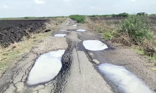 தூத்துக்குடியில் ஆம்புலன்ஸ் வாகனம் கூட செல்ல முடியாத சாலை: விரைந்து சீரமைக்க பொதுமக்கள் கோரிக்கை