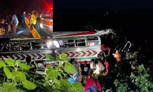 கவுதமாலா: பள்ளத்தாக்கில் பஸ் கவிழ்ந்து விபத்து - 15 பேர் பலி கவுதமாலா: பள்ளத்தாக்கில் பஸ் கவிழ்ந்து விபத்து - 15 பேர் பலி