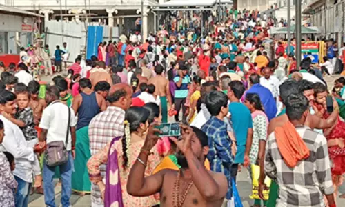 திருச்செந்தூர் கோவிலில் அலைமோதும் பக்தர்கள் கூட்டம்-5 மணிநேரம் காத்திருந்து சுவாமி தரிசனம்