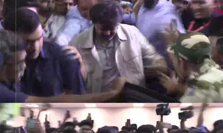 முண்டியடித்த ரசிகர்கள்; தடுமாறிய விஜய்..சென்னை விமான நிலையத்தில் பரபரப்பு முண்டியடித்த ரசிகர்கள்; தடுமாறிய விஜய்..சென்னை விமான நிலையத்தில் பரபரப்பு