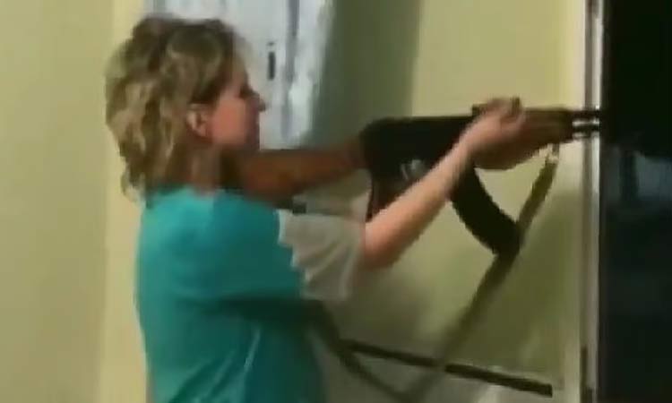 இரவு ஸ்பீக்கரில் அதிக சத்தத்துடன் பாட்டு கேட்ட பக்கத்து வீட்டுக்காரர்; துப்பாக்கி சூடு நடத்திய பெண்