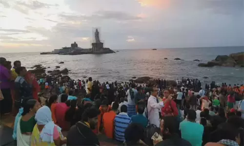 விடுமுறை தினம்: கன்னியாகுமரியில் குவிந்த சுற்றுலா பயணிகள் விடுமுறை தினம்: கன்னியாகுமரியில் குவிந்த சுற்றுலா பயணிகள்