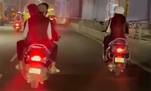 இருசக்கர வாகனத்தில் பெண்ணை துரத்திச் சென்று இளைஞர்கள் பாலியல் தொந்தரவு - பெங்களூருவில் அதிர்ச்சி