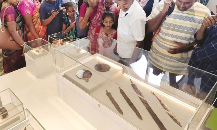 நெல்லை பொருநை அருங்காட்சியகத்தில் குடும்பத்துடன் குவியும் மக்கள்