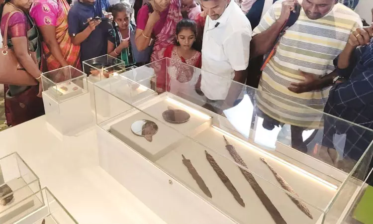 நெல்லை பொருநை அருங்காட்சியகத்தில் குடும்பத்துடன் குவியும் மக்கள் நெல்லை பொருநை அருங்காட்சியகத்தில் குடும்பத்துடன் குவியும் மக்கள்