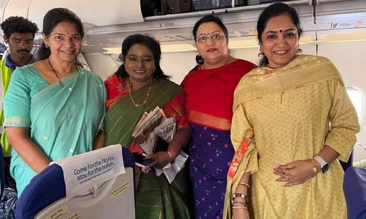 விமானத்தில் தமிழிசை சவுந்தரராஜனுடன் கனிமொழி எம்.பி. சந்திப்பு விமானத்தில் தமிழிசை சவுந்தரராஜனுடன் கனிமொழி எம்.பி. சந்திப்பு