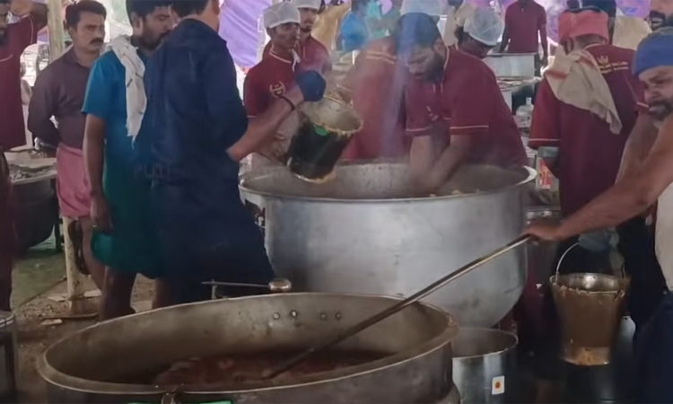 திமுக மகளிரணி மாநாட்டில் பங்கேற்பவர்களுக்காக ரெடியாகும்  கமகம அசைவ விருந்து