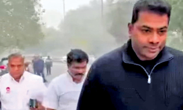 கரூர் கூட்ட நெரிசல் வழக்கு: தவெக நிர்வாகிகள், போலீஸ் அதிகாரிகள் ஒரே நாளில் விசாரணைக்கு ஆஜர்