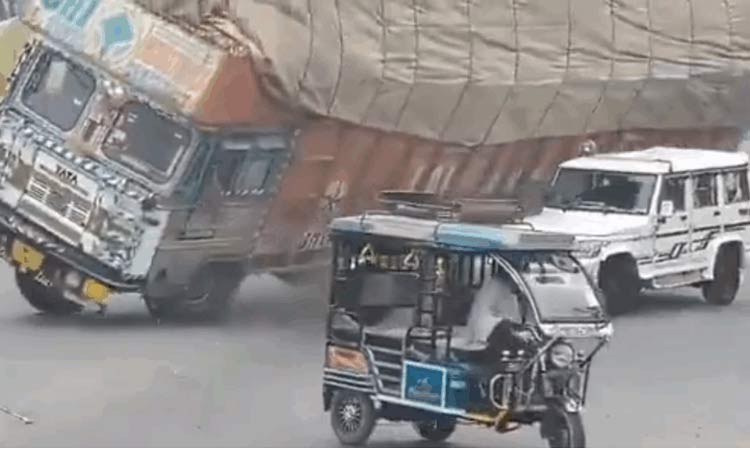 உ.பி.: கார் மீது லாரி கவிழ்ந்து விபத்து - டிரைவர் பலி