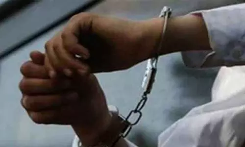 பஸ் நிறுத்தத்தில் நின்றுகொண்டிருந்த பெண்ணிடம் சில்மிஷம்: இருவர் கைது பஸ் நிறுத்தத்தில் நின்றுகொண்டிருந்த பெண்ணிடம் சில்மிஷம்: இருவர் கைது