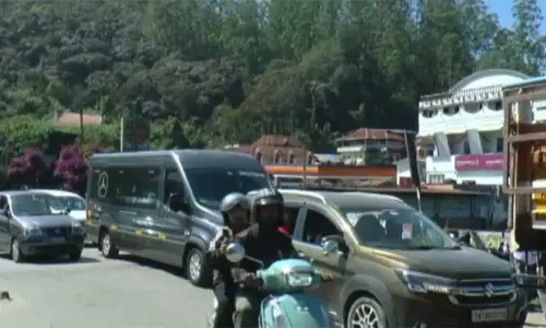 மூணாறில் குவிந்து வரும் சுற்றுலா பயணிகள் - கடும் போக்குவரத்து நெரிசல்