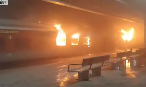 ஆந்திரா: ஓடும் ரெயிலில் தீ விபத்து - பயணி உயிரிழப்பு ஆந்திரா: ஓடும் ரெயிலில் தீ விபத்து - பயணி உயிரிழப்பு