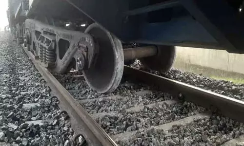 மெக்சிகோவில் ரெயில் தடம்புரண்டு விபத்து - 13 பேர் உயிரிழப்பு