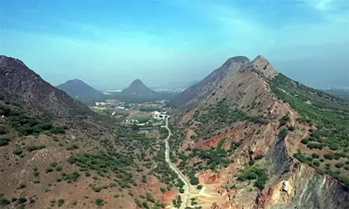 ஆரவல்லி மலைத்தொடர் விவகாரம்: முந்தைய தீர்ப்பை நிறுத்திவைத்தது சுப்ரீம் கோர்ட்டு