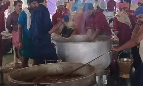 திமுக மகளிரணி மாநாட்டில் பங்கேற்பவர்களுக்காக ரெடியாகும்  கமகம அசைவ விருந்து