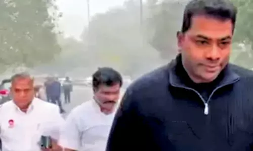 கரூர் கூட்ட நெரிசல் வழக்கு: தவெக நிர்வாகிகள், போலீஸ் அதிகாரிகள் ஒரே நாளில் விசாரணைக்கு ஆஜர்