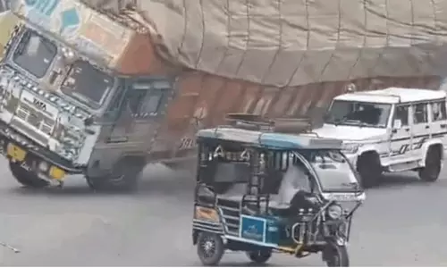 உ.பி.: கார் மீது லாரி கவிழ்ந்து விபத்து - டிரைவர் பலி