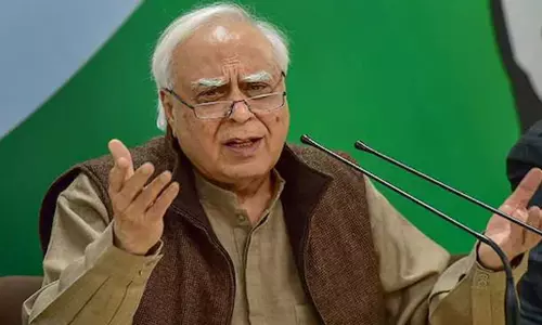 33 வாக்குச்சாவடி அதிகாரிகளின் மரணம் சரியா? - மத்திய அரசிடம் கேள்வி எழுப்பிய கபில்சிபல் 33 வாக்குச்சாவடி அதிகாரிகளின் மரணம் சரியா? - மத்திய அரசிடம் கேள்வி எழுப்பிய கபில்சிபல்