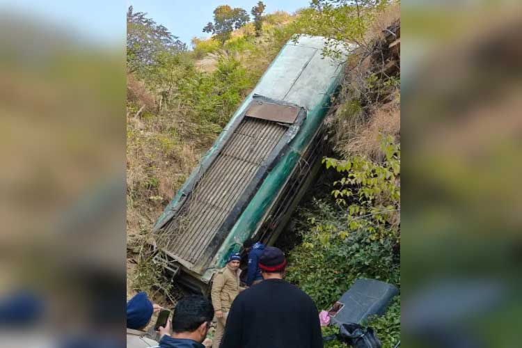 உத்தரகாண்ட்: பள்ளத்தில் பஸ் கவிழ்ந்து விபத்து - 6 பேர் உயிரிழந்ததாக தகவல்