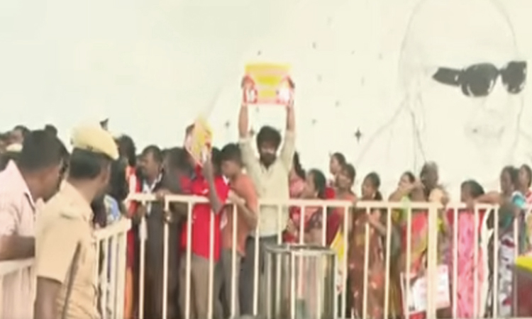 கருணாநிதி நினைவிடத்தில் தூய்மைப் பணியாளர்கள் போராட்டம்