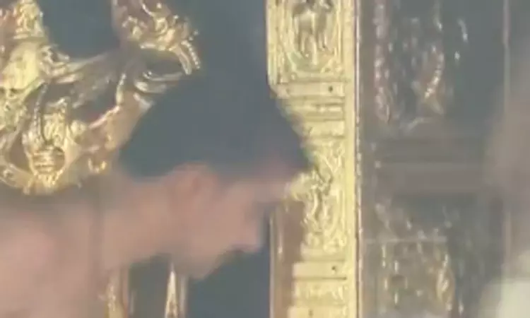 மகர விளக்கு பூஜைகளுக்காக சபரிமலை ஐயப்பன் கோயிலில் நடை திறப்பு மகர விளக்கு பூஜைகளுக்காக சபரிமலை ஐயப்பன் கோயிலில் நடை திறப்பு