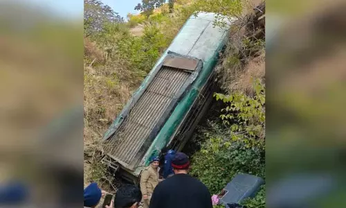 உத்தரகாண்ட்: பள்ளத்தில் பஸ் கவிழ்ந்து விபத்து - 6 பேர் உயிரிழந்ததாக தகவல் உத்தரகாண்ட்: பள்ளத்தில் பஸ் கவிழ்ந்து விபத்து - 6 பேர் உயிரிழந்ததாக தகவல்