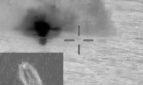 போதைப்பொருள் கடத்தி வந்ததாக படகு மீது அமெரிக்கா தாக்குதல் - 2 பேர் பலி