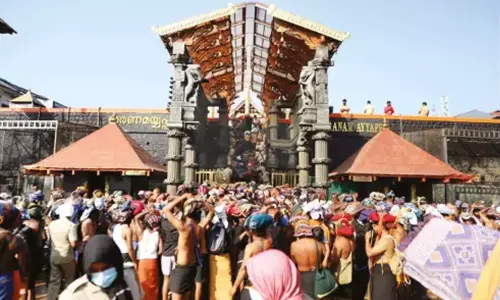 சபரிமலை சன்னிதானத்தில் புகைப்படம் எடுக்க பத்திரிகையாளர்களுக்கு தடை சபரிமலை சன்னிதானத்தில் புகைப்படம் எடுக்க பத்திரிகையாளர்களுக்கு தடை