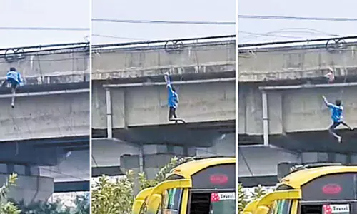 மேம்பால கேபிளை பிடித்து இறங்க முயற்சி.. அந்தரத்தில் இருந்து கீழே விழுந்த வாலிபர் மேம்பால கேபிளை பிடித்து இறங்க முயற்சி.. அந்தரத்தில் இருந்து கீழே விழுந்த வாலிபர்