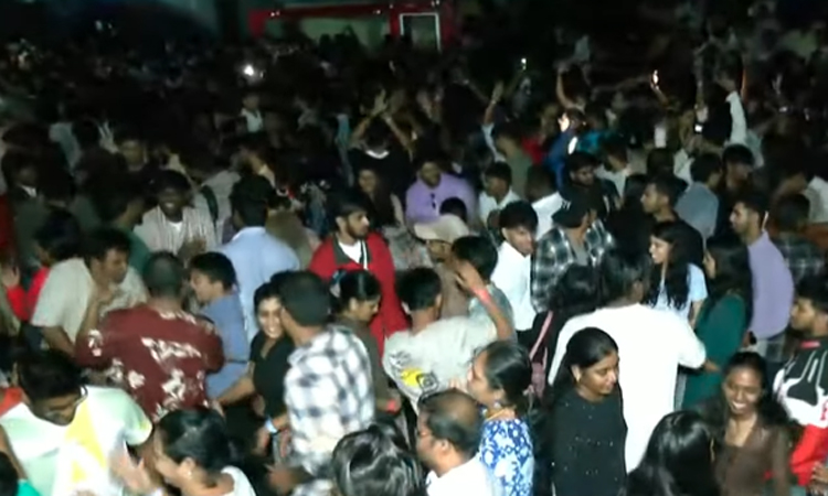 ஆட்டம், பாட்டம் கொண்டாட்டத்துடன் தொடங்கிய புத்தாண்டு: 2026-ஐ உற்சாகமாக வரவேற்ற பொதுமக்கள்