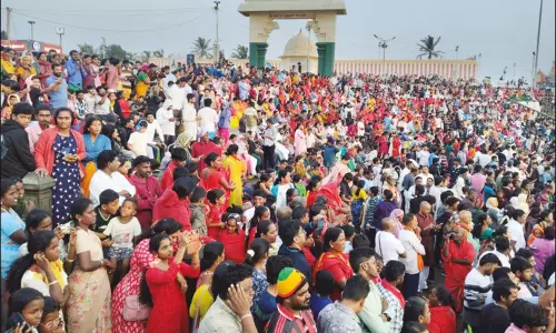 கன்னியாகுமரி: 2025-ம் ஆண்டின் கடைசி சூரிய உதயத்தை கண்டு ரசித்த சுற்றுலா பயணிகள் கன்னியாகுமரி: 2025-ம் ஆண்டின் கடைசி சூரிய உதயத்தை கண்டு ரசித்த சுற்றுலா பயணிகள்