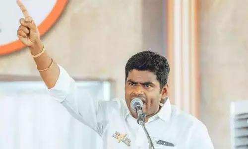 திருத்தணி ரெயில் நிலையத்தில் புடவை வியாபாரி மீது இளைஞர்கள் தாக்குதல் - அண்ணாமலை கண்டனம் திருத்தணி ரெயில் நிலையத்தில் புடவை வியாபாரி மீது இளைஞர்கள் தாக்குதல் - அண்ணாமலை கண்டனம்