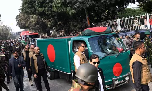 வங்காளதேச முன்னாள் பிரதமர் உடல் அடக்கம்; ஆயிரக்கணக்கானோர் பங்கேற்பு வங்காளதேச முன்னாள் பிரதமர் உடல் அடக்கம்; ஆயிரக்கணக்கானோர் பங்கேற்பு