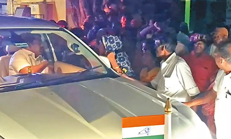 நான்கரை ஆண்டுகளாக எங்கே சென்றீர்கள்..? - செல்வப்பெருந்தகை காரை முற்றுகையிட்ட கிராம மக்கள்