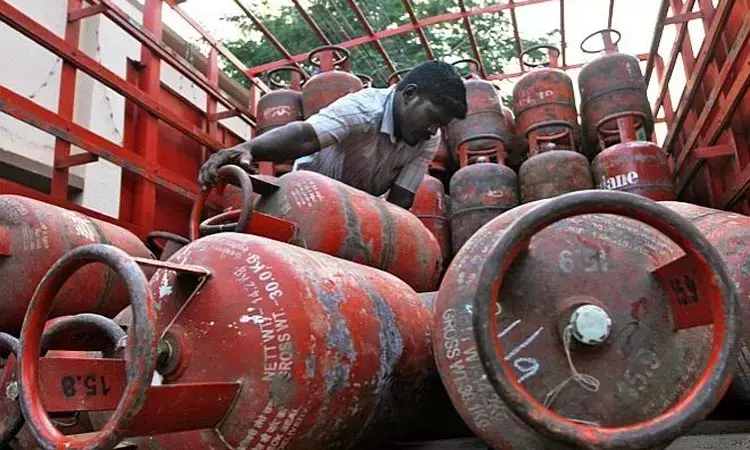 வணிக பயன்பாட்டிற்கான சிலிண்டர் விலை... ... இன்றைய முக்கிய செய்திகள்... சில வரிகளில்... 01.01.2026