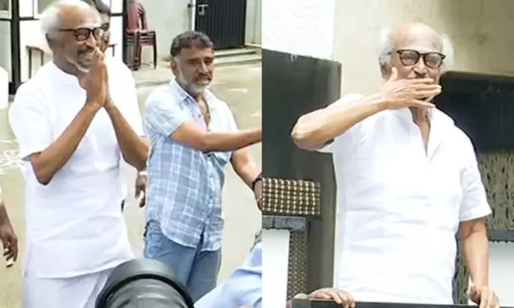 முத்தங்களை பறக்கவிட்டு ரசிகர்களுக்கு புத்தாண்டு வாழ்த்து கூறிய நடிகர் ரஜினிகாந்த் முத்தங்களை பறக்கவிட்டு ரசிகர்களுக்கு புத்தாண்டு வாழ்த்து கூறிய நடிகர் ரஜினிகாந்த்