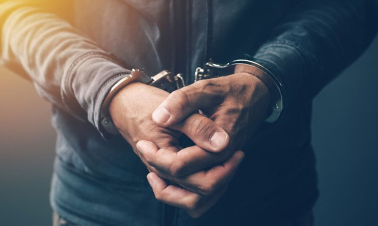 புத்தாண்டு கொண்டாட்டத்தில்  விபரீதம்... மாணவியை கட்டிப்பிடித்து முத்தமிட்ட வாலிபர்